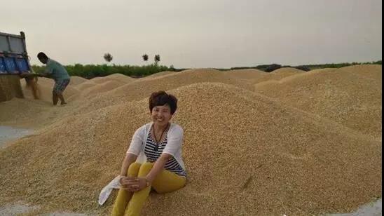 她從兩三人團(tuán)隊(duì)起步，現(xiàn)在托管5萬(wàn)多畝土地，靠得是合作精神！
